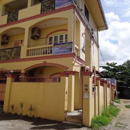 Julz Tropical Apartments 오롱가포 외부 사진