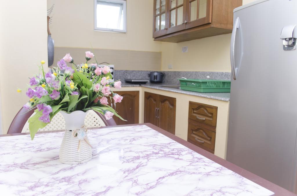 Julz Tropical Apartments 오롱가포 외부 사진